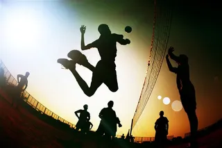 跳起来的运动员