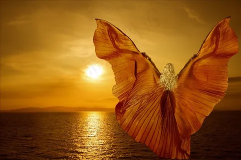 舞动衣裙象蝴蝶翅膀的欧美人体美女