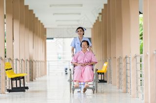 护理人员与病人图片