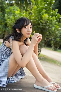 穿着短裙的日本清纯女生户外写真图片