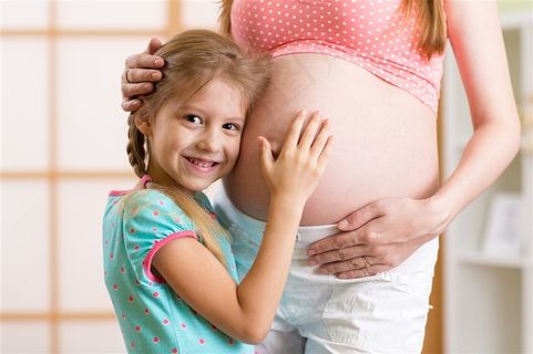 趴着肚子上听胎音的女孩 趴着肚子上听胎音的女孩