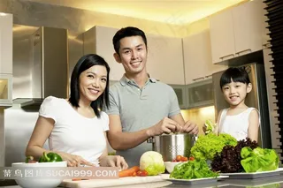 在一起做菜的三口之家特写摄影高清图片