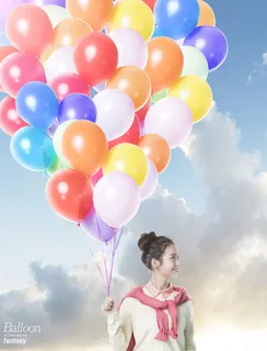 美女电商气球蓝天背景