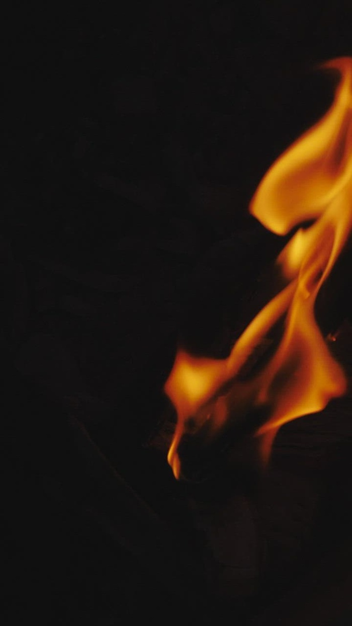 燃烧木材时的慢动作火焰