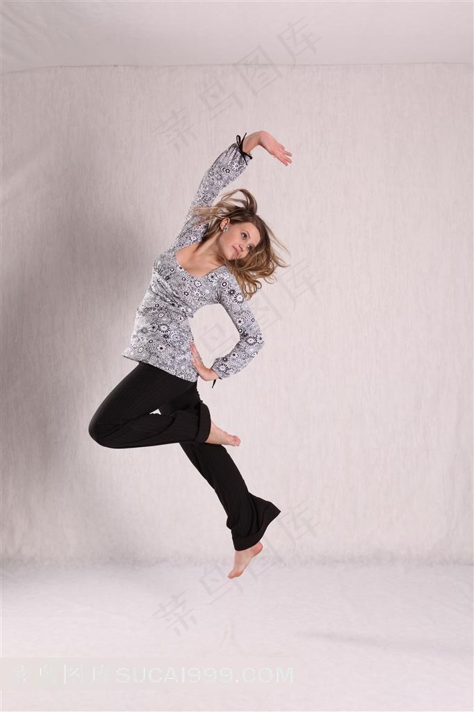 牛仔裤广告元素 跳跃中的女人