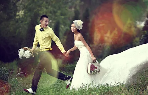 牵手奔跑的情侣