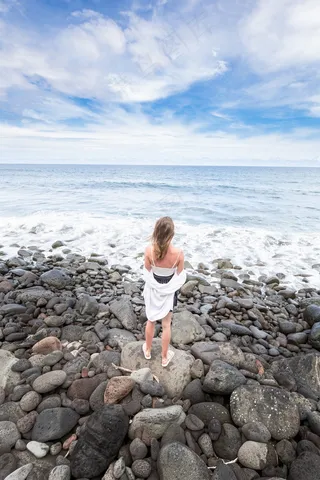 面朝大海美女背影图片