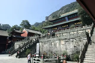 山脚下的寺院