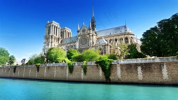 蓝天下巴黎圣母院大教堂风景