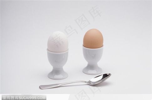 两个鸡蛋与一个勺子