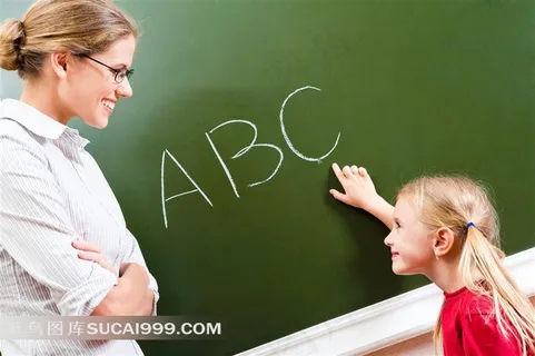 老师与指向黑板的女孩人物摄影高清图片 老师与指向黑板的女孩人物摄影高清图片