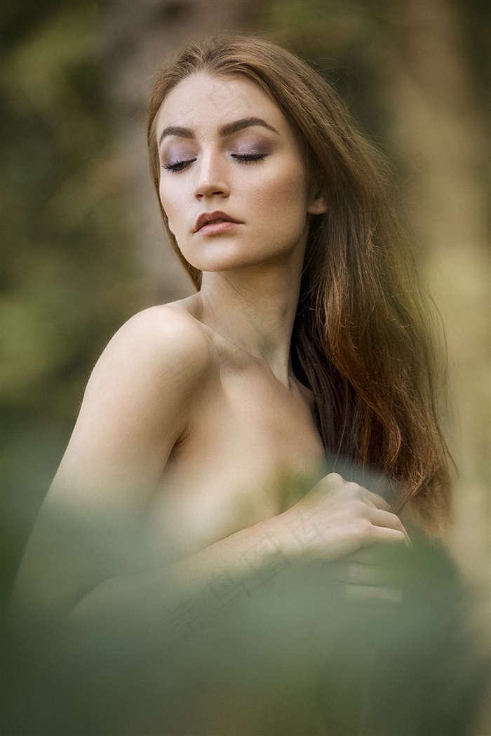 闭眼享受的欧美美女肖像艺术写真图片