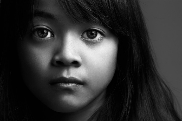 双眼直视前方的小女孩摄影