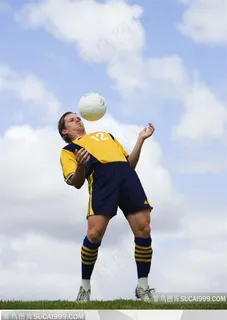 比赛运动-胸口顶球的运动员