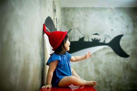 看到泡泡的可爱幼儿