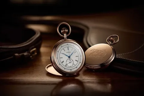 放在桌上的怀表