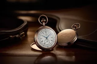 放在桌上的怀表