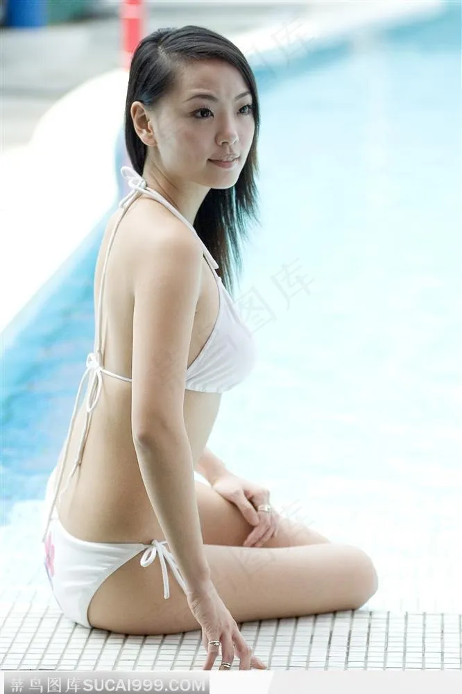女性休闲SPA-坐在泳池边回眸的女子