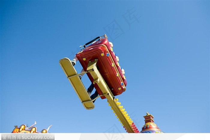 夏季符号-蓝天下运转的飞行器