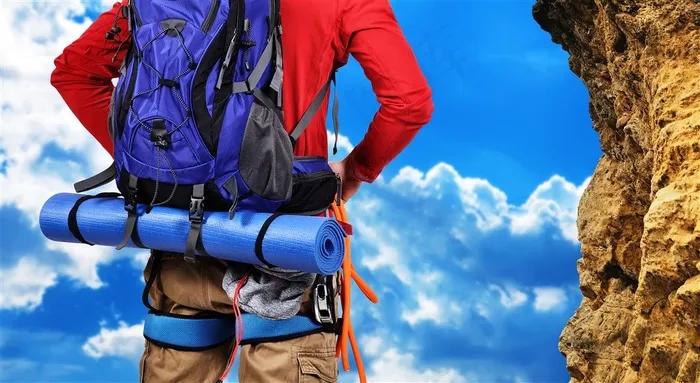 登山的运动员与蓝天白云高清图片