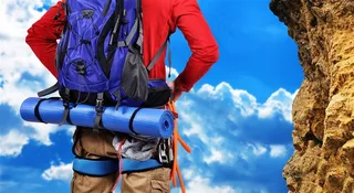 登山的运动员与蓝天白云高清图片