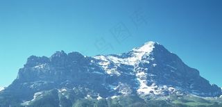 蓝天下的雪上山岭