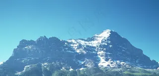 蓝天下的雪上山岭