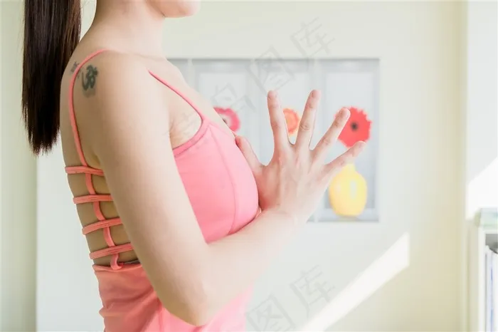 瑜伽健身的漂亮美女特写