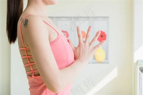 瑜伽健身的漂亮美女特写