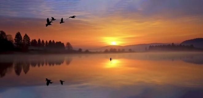 夕阳湖面倒影风光背景