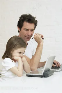 家庭生活 父女对着学习机学习特写