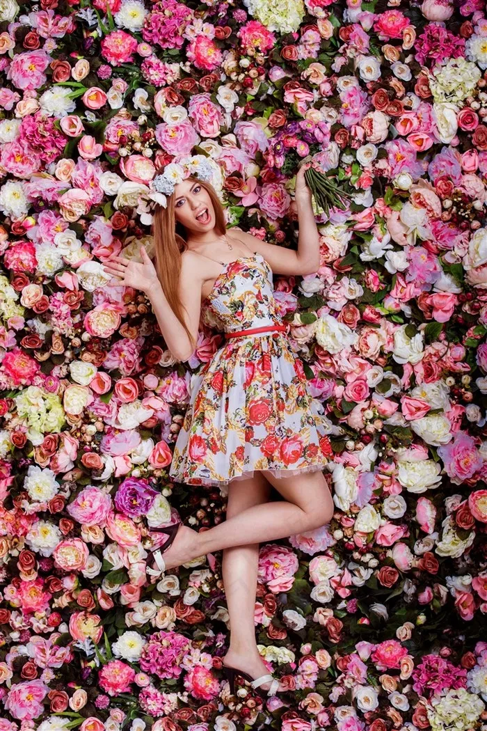 穿花裙子的美女与鲜花背景