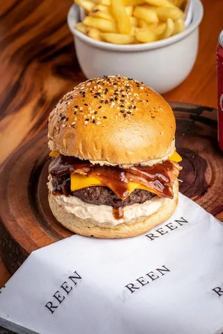 黄色美味汉堡摄影素材