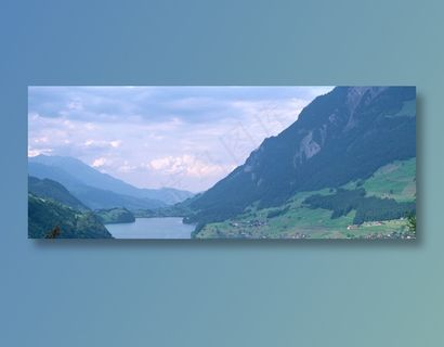 山脉间峡谷内的河流