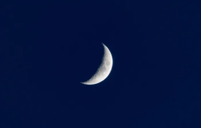 夜晚弯弯的月亮素材图