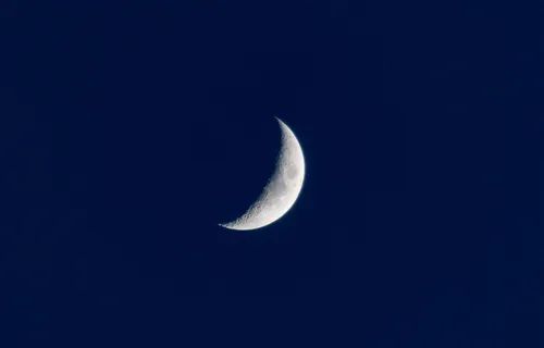夜晚弯弯的月亮素材图 夜晚弯弯的月亮素材图