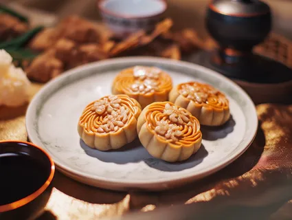中秋木质托盘餐具上摆放着的月饼和茶壶杯子摄影图 中秋木质托盘餐具上摆放着的月饼和茶壶杯子摄影图