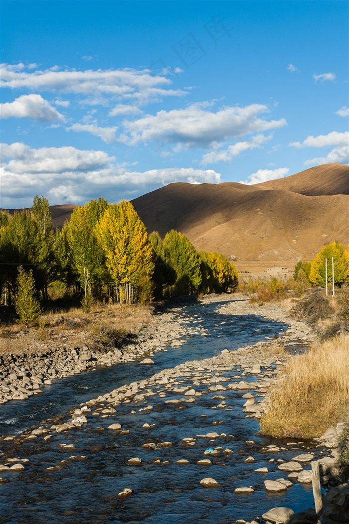 稻城亚丁傍河乡山水秋色风光