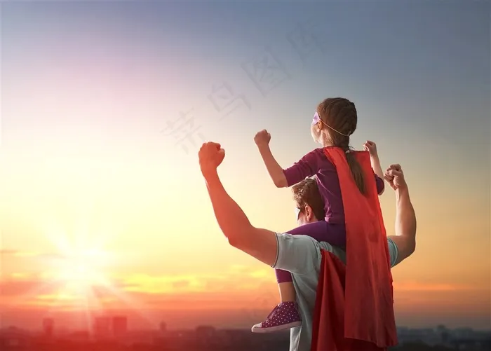 金色夕阳下坐在爸爸脖子上举起拳头的父女高清图片 家庭图片