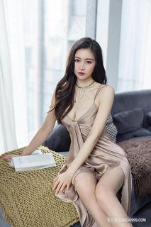 看书的漂亮美女Vanessa高清写真图片