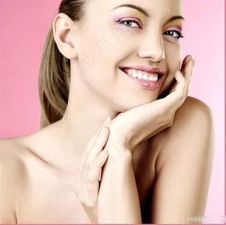 粉色背景开怀微笑精致肌肤的美女美容图片