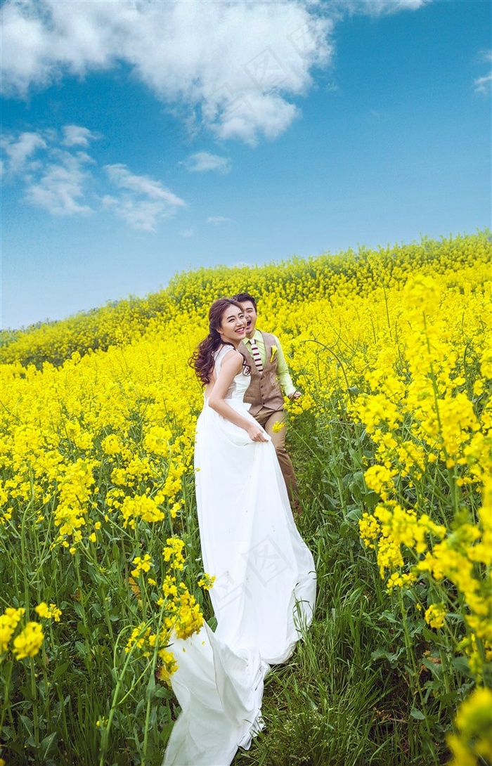 油菜花海中的浪漫情侣