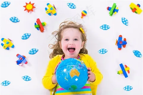 拿地球仪的小女孩