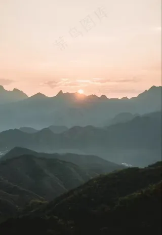 美丽的高山风景图