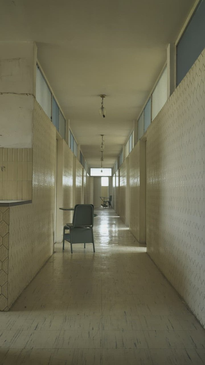 武装人员在空荡荡的建筑物中保护一个区域