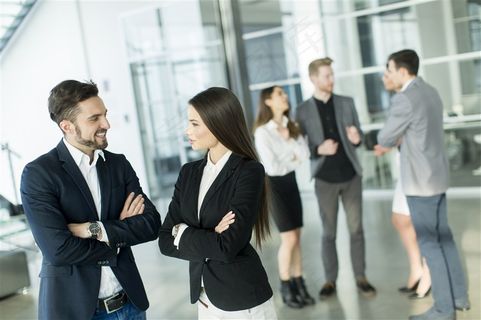 职场男女微笑交流高清图片