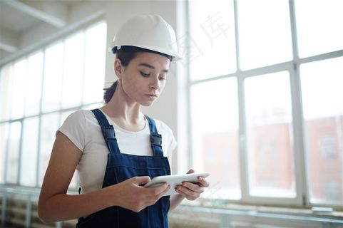 戴安全帽的美女