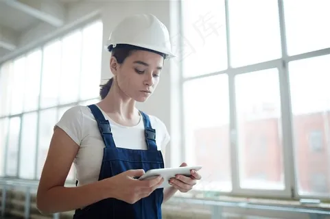 戴安全帽的美女