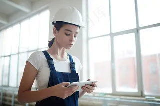 戴安全帽的美女