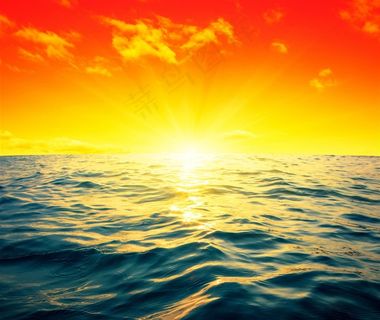 晚霞中唯美的蓝天大海风景